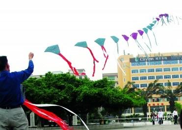 放飞“废塑料”风筝 宣传绿色理念