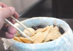 回收废塑料“吹”出毒塑料袋 流向街头小吃摊