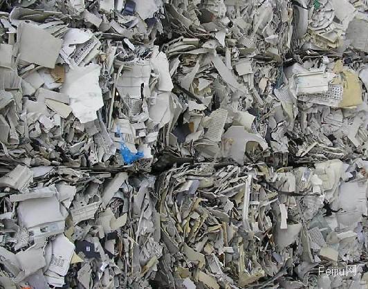 废品回收点人行道安营扎寨