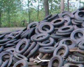 深山里藏匿焚烧废旧轮胎