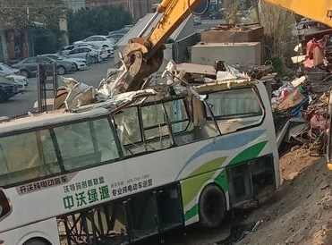 十堰集中拆解未达环保标准报废客运车辆